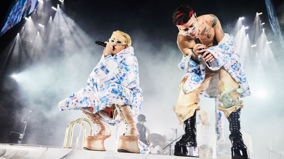 paco amoroso y ca7riel en escenario