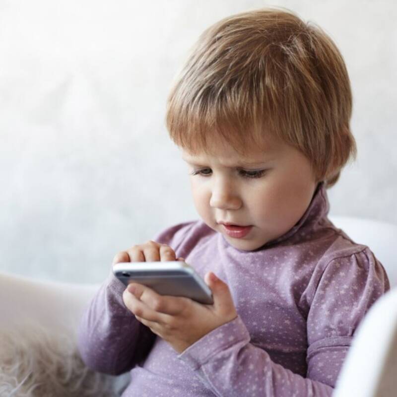 El uso de pantallas durante la infancia afecta el desarrollo del lenguaje