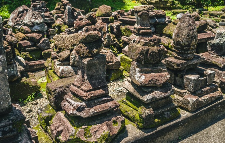cementerio vikingo, con apilado de piedras
