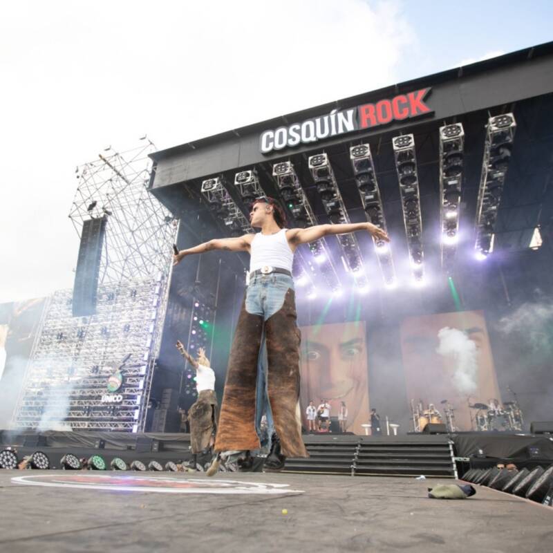 Imagen de Ca7riel saltando arriba del escenario norte de la edición 2025 de Cosquín Rock.