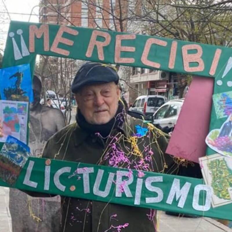 A los 82 años, un argentino se recibió de Licenciado en Turismo