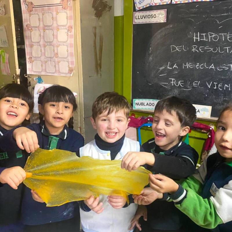 Alumnos de 5 años crearon bolsas biodegradables con cáscaras de mandarina