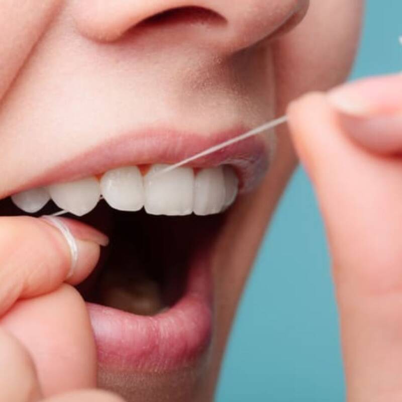 Cinco beneficios del hilo dental
