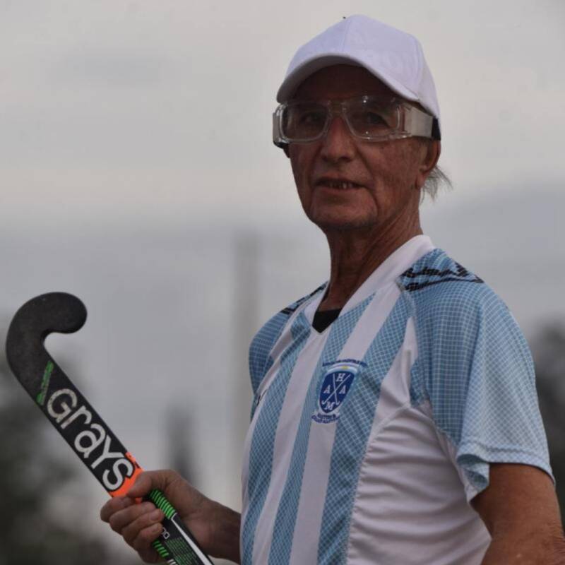 Con 75 años representa a Argentina en el Grand Master de hockey en Inglaterra