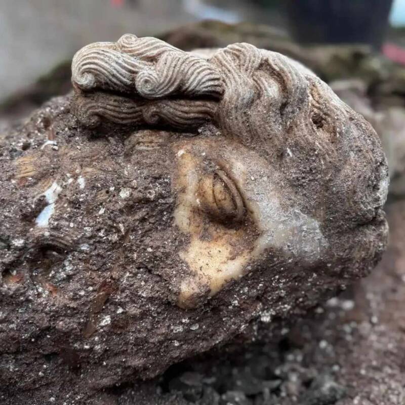 Descubren una cabeza de piedra bajo una basílica medieval en Roma