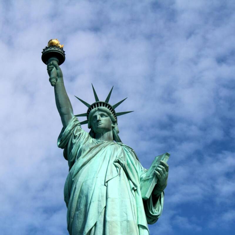 Diputado francés pide la Estatua de la Libertad de vuelta y EE.UU. responde con dureza