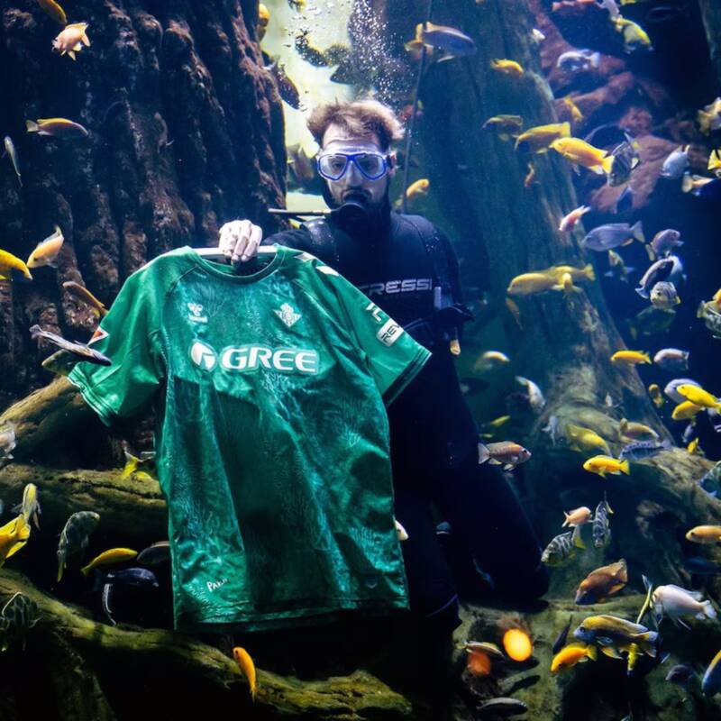 El Real Betis presentó una camiseta hecha con algas y plásticos reciclados