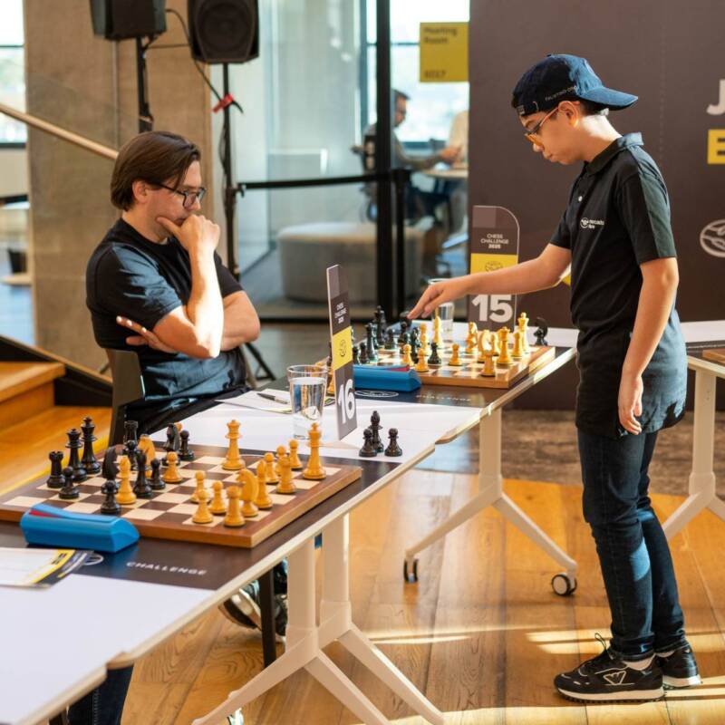 Faustino Oro jugó 20 partidas de ajedrez al mismo tiempo