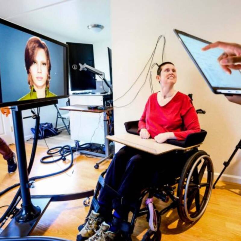 Implante cerebral con IA devuelve el habla a mujer cadripléjica