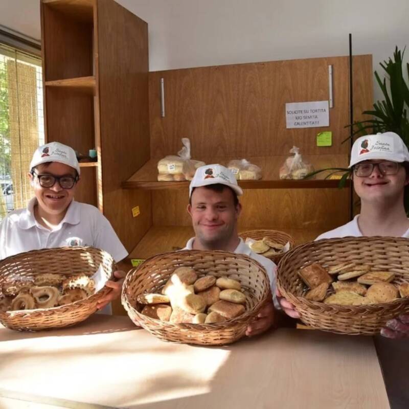 Jóvenes con discapacidad abren la primera panadería cooperativa en Argentina