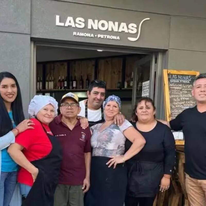 "Las Nonas", el restaurante que contrata solo a adultos mayores