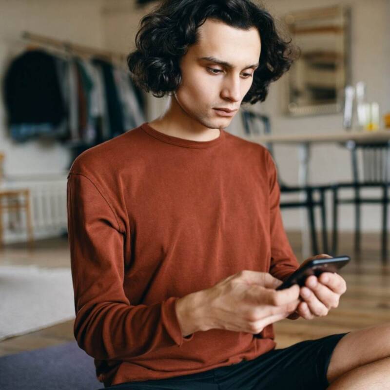 Los argentinos usan el celular seis horas promedio