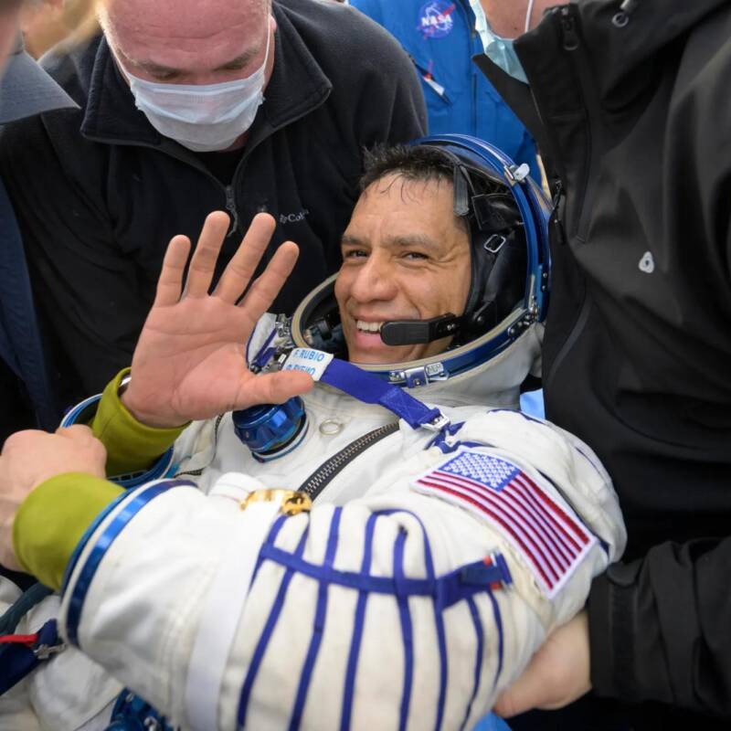 Los astronautas de la NASA regresan a Tierra tras una misión extendida en el espacio