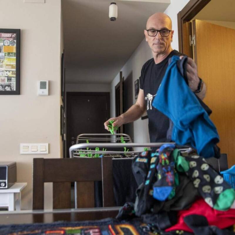 Los hombres que viven solos hacen menos tareas domésticas que las mujeres