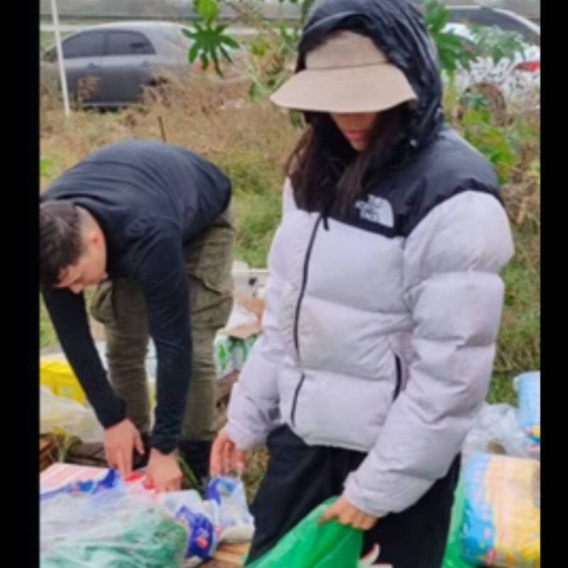 María Becerra reapareció con donaciones para los afectados en Buenos Aires