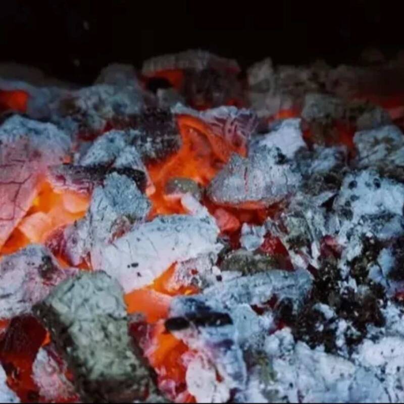 ¿Por qué se tira sal sobre las brasas del asado?