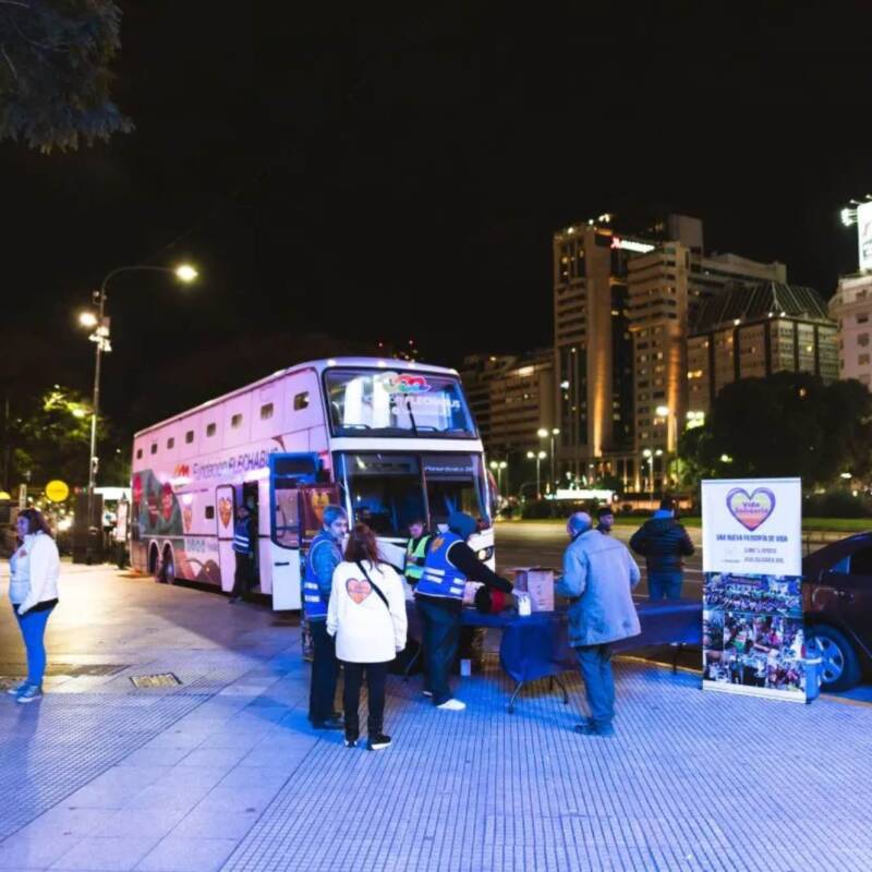 Refugio móvil: El colectivo solidario que da abrigo a personas en situación de calle en Argentina