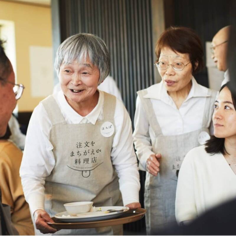 “Restaurante de pedidos equivocados": Un espacio gastronómico japonés que desafía el alzheimer