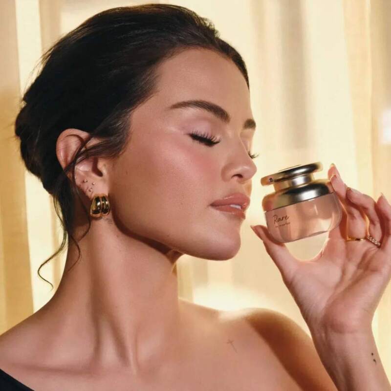 Selena Gomez lanzó un perfume inclusivo para personas con movilidad reducida