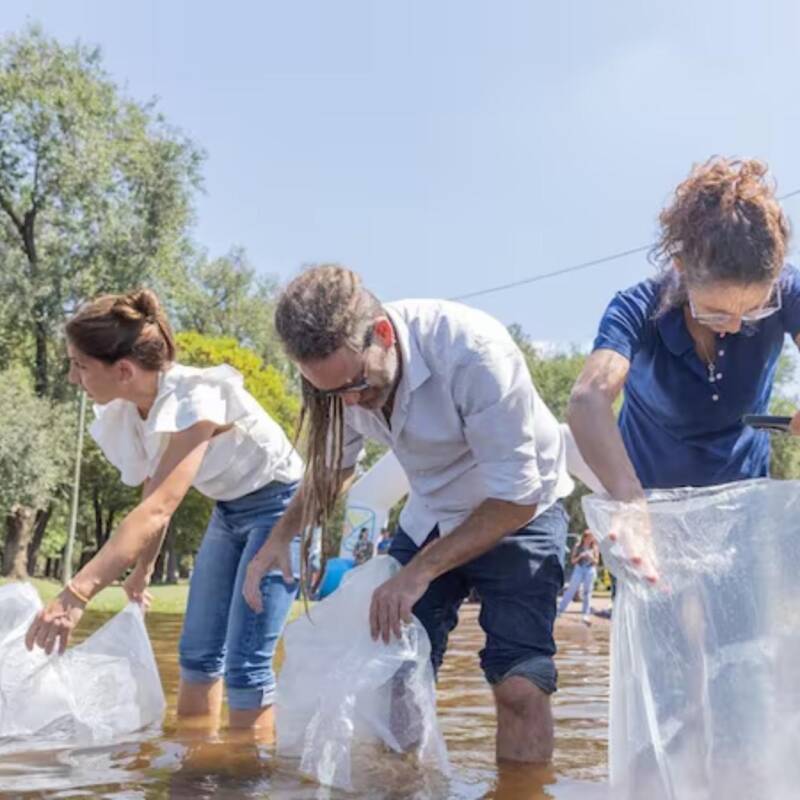 Siembran pejerreyes en un embalse de Córdoba, Argentina