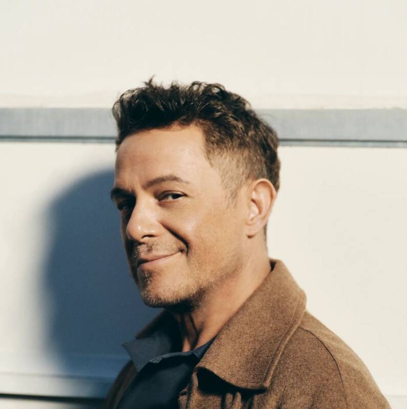 Fotografía de perfil del artista Alejandro Sanz