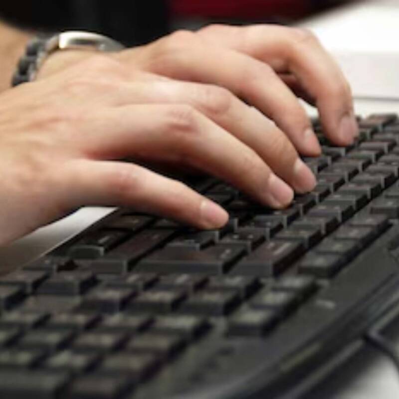 Tu teclado tiene más bacterias que un inodoro: cómo y cada cuánto limpiarlo