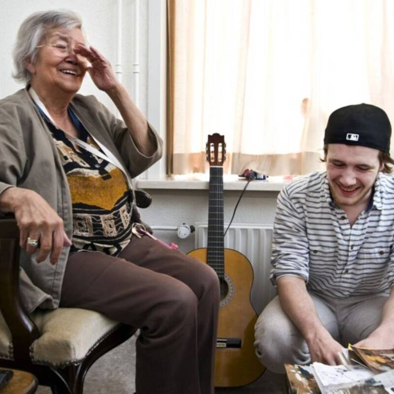 Un asilo une a estudiantes y adultos mayores para combatir la soledad y la crisis de vivienda