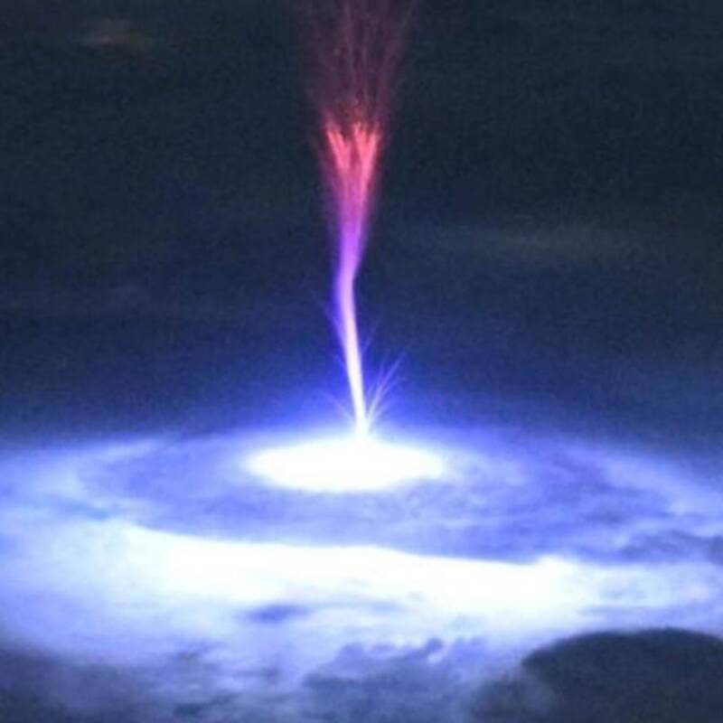 Un astronauta captó un misterioso rayo rojo sobre las nubes