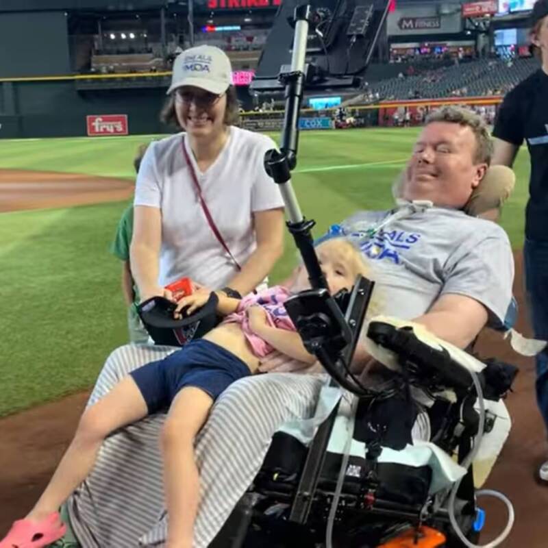 Un chip Neuralink le devuelve la voz a un paciente con ELA