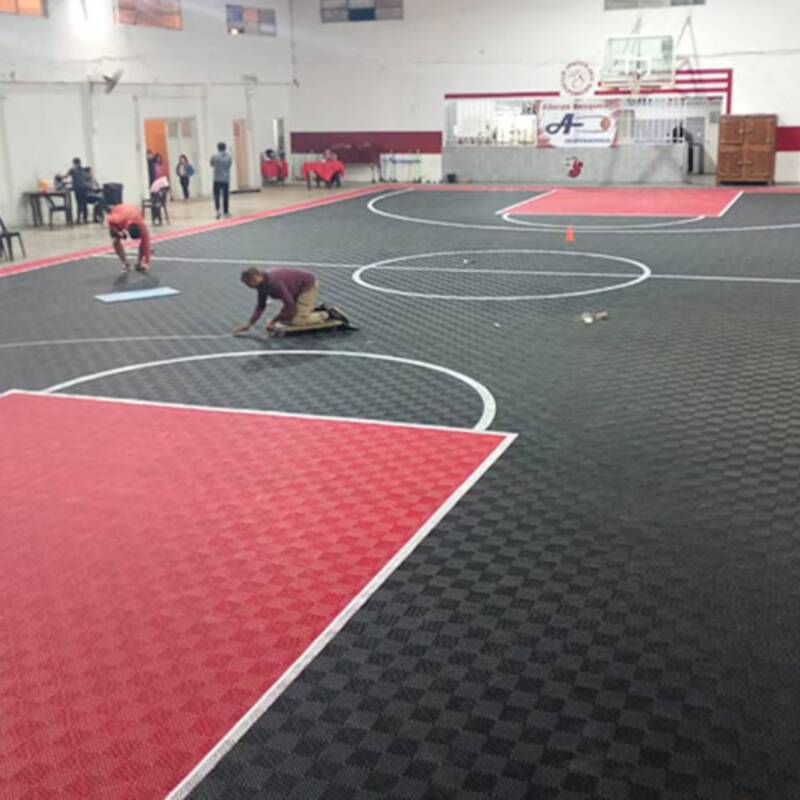 Un club de Argentina reformó su cancha de básquet con tapitas