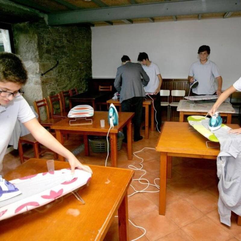 Un colegio de España enseña a sus alumnos tareas del hogar