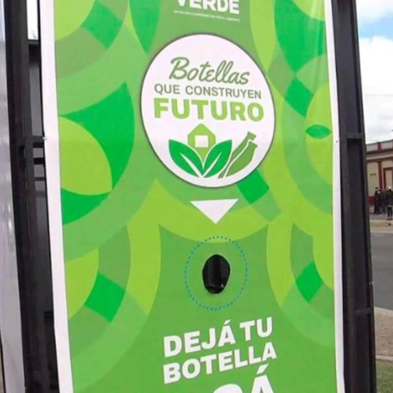 Una campaña argentina para construir aulas con botellas recicladas
