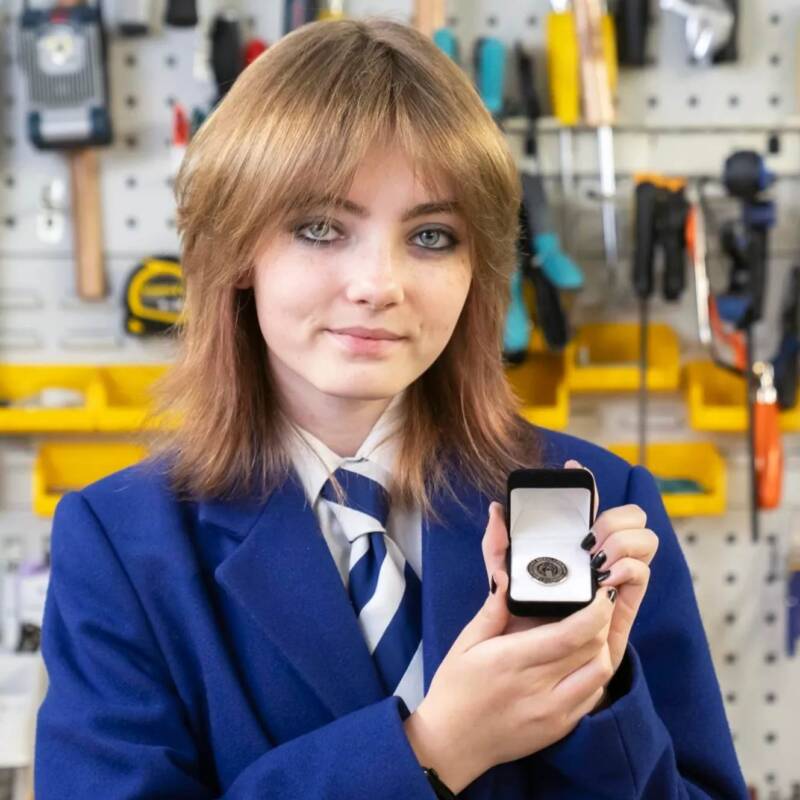 Una joven de 12 años creó una manta solar para personas sin hogar