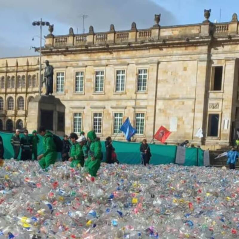 Una plaza de Colombia amaneció inundada de plástico