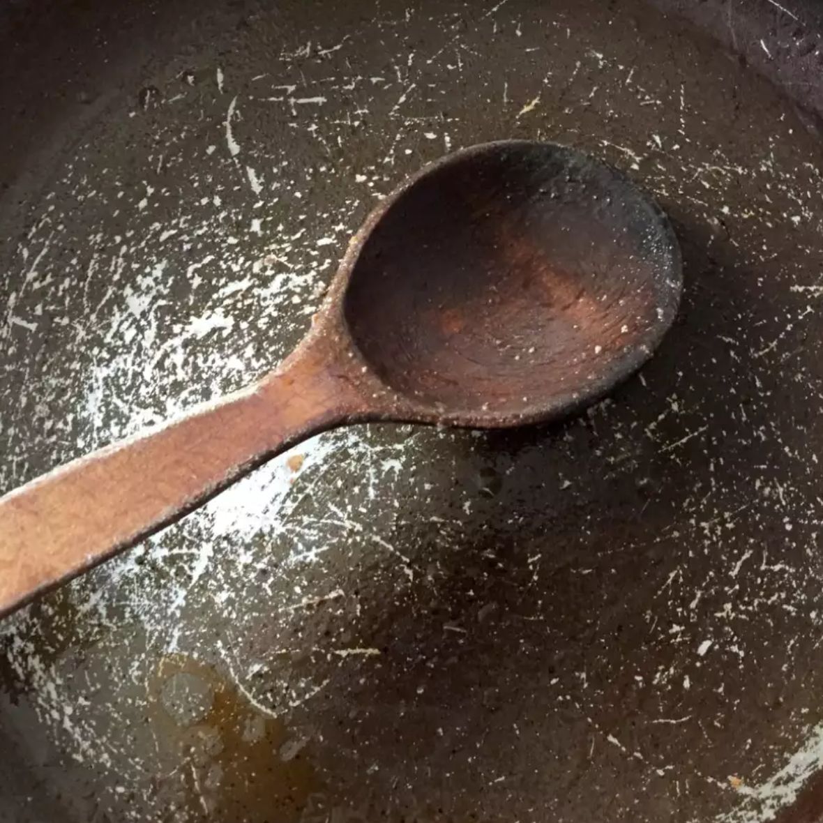 Un rasguño en la sartén de teflón podría liberar millones de microplásticos