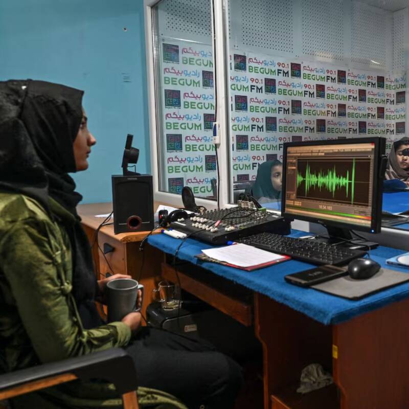 Los talibanes cerraron la única radio femenina de Afganistán que promovía la educación de las mujeres
