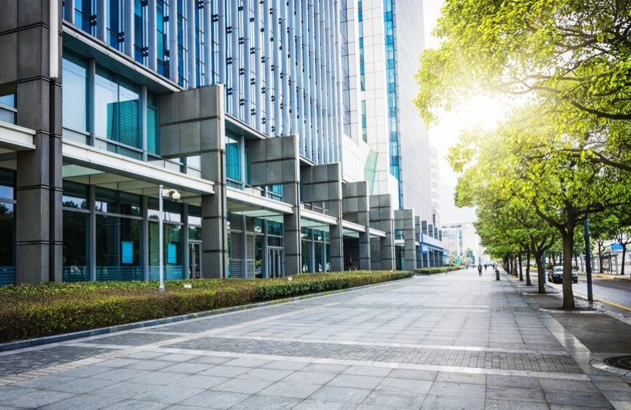 edificio moderno con naturaleza